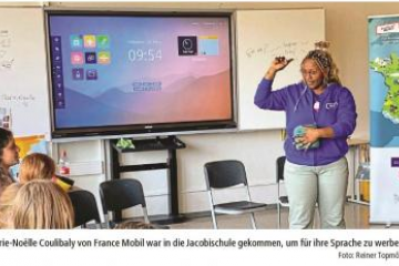 Schüler*innen der Jacobischule Kalletal begrüßen FranceMobil, das Programm, das Frankreich vom Klassenzimmer aus interaktiv entdecken lässt. 