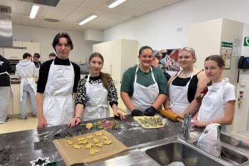 9a backt über 1100 Weihnachtsplätzchen für die Jüngsten der Schule